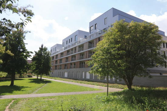 Volets coulissants brise-vue remplissage bois Red Cedar Clear vertical, IVRY-SUR-SEINE (94). Ma&icirc;tre d&rsquo;ouvrage : SODEARIF / Ma&icirc;tre d&rsquo;&oelig;uvre : SARL CENCI ET JACQUOT