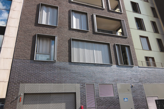 Persiennes coulissantes personnalis&eacute;es aluminium t&ocirc;les planes perfor&eacute;es, IVRY-SUR-SEINE (94). Ma&icirc;tre d&rsquo;ouvrage : IDF HABITAT / Ma&icirc;tre d&rsquo;&oelig;uvre : FANNY ROZ&Eacute; ARCHITECTURE